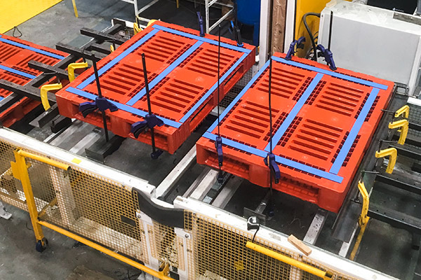 A profile extrusion used to keep stacked transport containers from slipping.